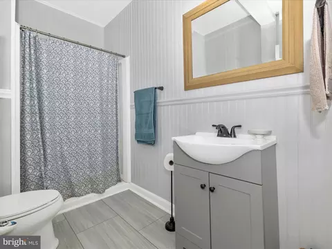 Bath - 917 E C St, Brunswick, MD 21716 photo 1 of 2