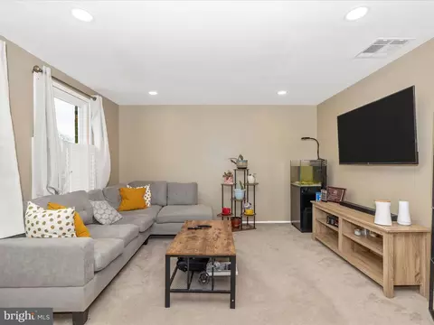 Living - 1749 Heather Ln, Frederick, MD 21702 photo 2 of 4