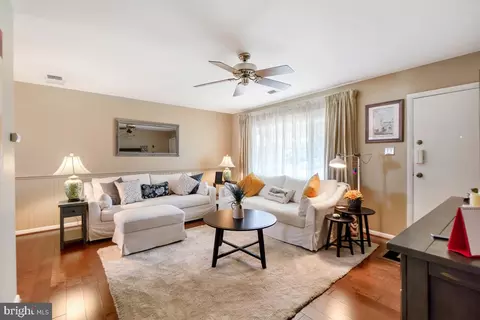 Living - 905 Young Pl, Frederick, MD 21702 photo 1 of 3