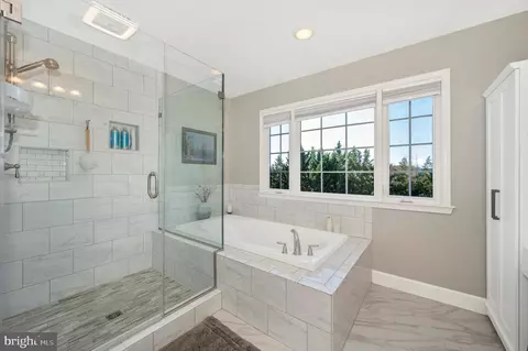Bath - 6701 Kings Mill Ct, Frederick, MD 21702 photo 2 of 5