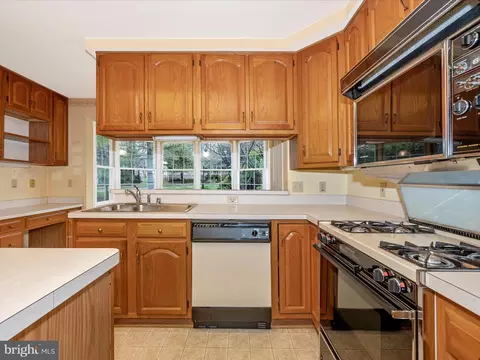 Kitchen - 2461 5 Shillings Rd, Frederick, MD 21701 photo 4 of 5