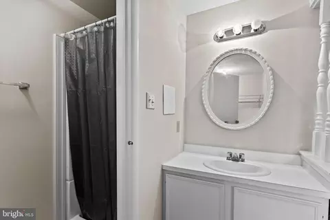Bath - 1706 Heather Ln, Frederick, MD 21702 photo 4 of 6