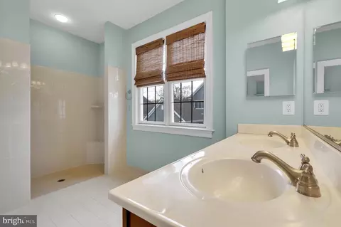 Bath - 9155 Hinks Ln, Frederick, MD 21704 photo 2 of 5