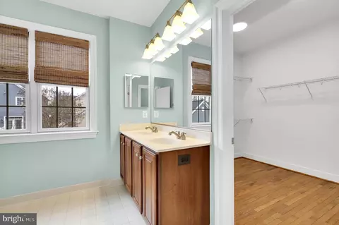 Bath - 9155 Hinks Ln, Frederick, MD 21704 photo 4 of 5