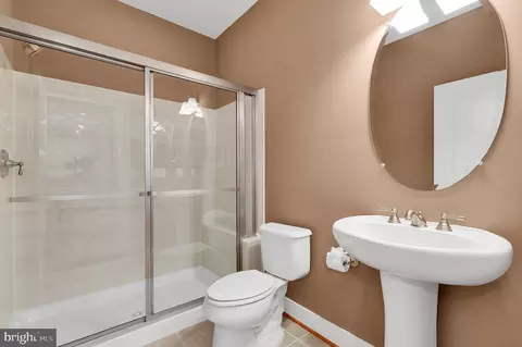Bath - 9155 Hinks Ln, Frederick, MD 21704 photo 1 of 5