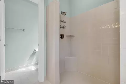 Bath - 9155 Hinks Ln, Frederick, MD 21704 photo 3 of 5