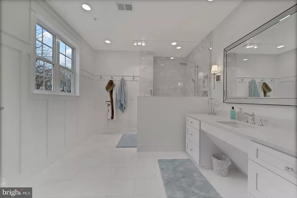 Bath - 1894 Thurston Rd, Dickerson, MD 20842 photo 2 of 10