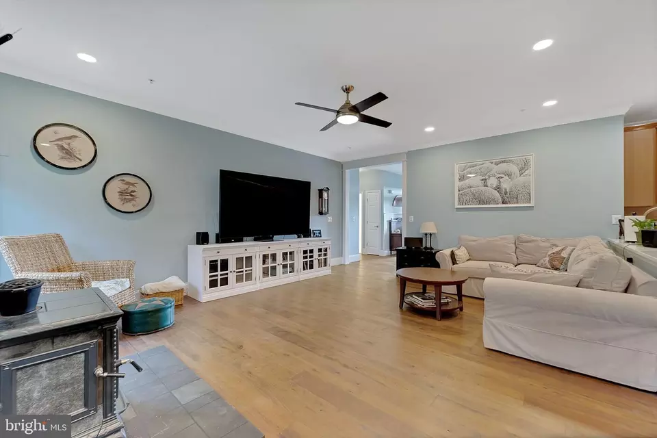 Living - 1894 Thurston Rd, Dickerson, MD 20842 photo 3 of 4