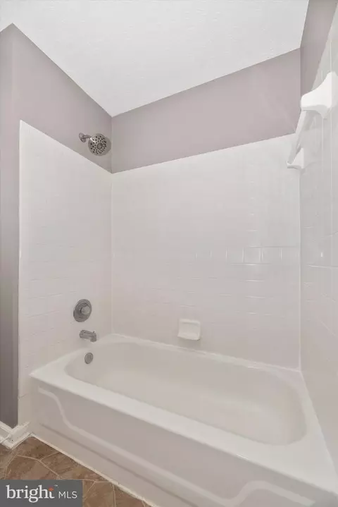 Bath - 903 Blue Leaf Ct #6 2B, Frederick, MD 21701 photo 3 of 4