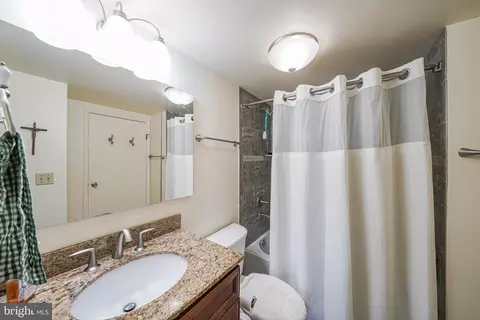 Bath - 220 Canfield Ter, Frederick, MD 21702 photo 3 of 5