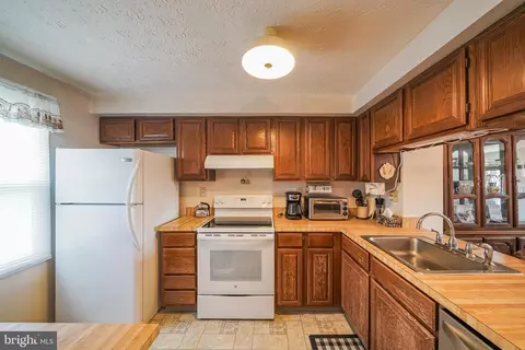 Kitchen - 220 Canfield Ter, Frederick, MD 21702 photo 2 of 4