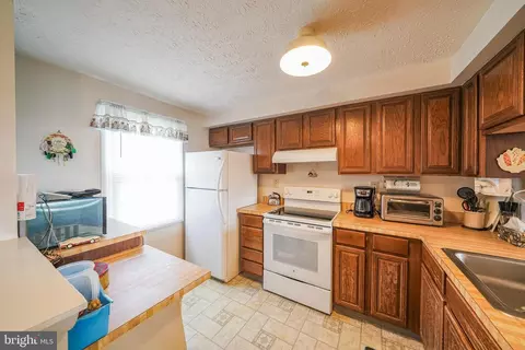 Kitchen - 220 Canfield Ter, Frederick, MD 21702 photo 3 of 4