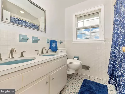 Bath - 131 Fairview Ave, Frederick, MD 21701 photo 2 of 5
