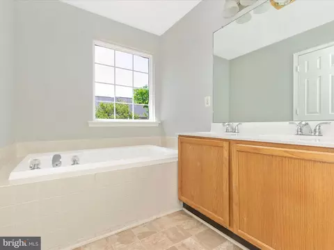 Bath - 1005 Bexhill Dr, Frederick, MD 21702 photo 2 of 4