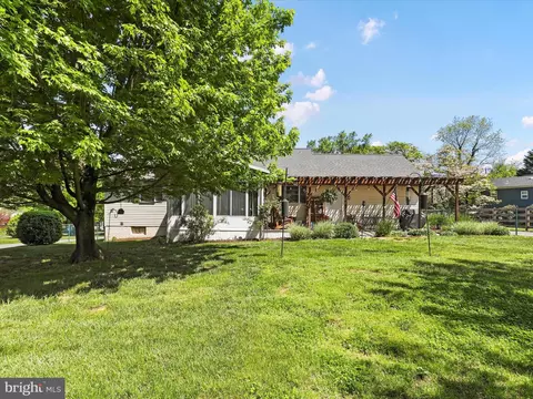 Exterior - 210 E K St, Brunswick, MD 21716 photo 5 of 7