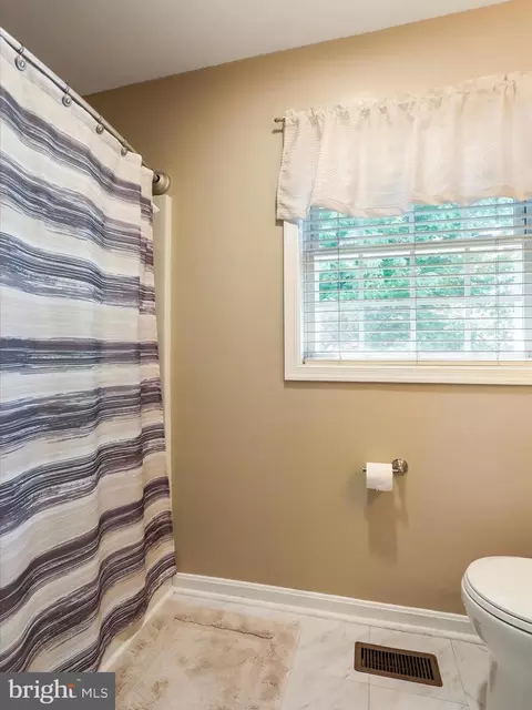Bath - 210 E K St, Brunswick, MD 21716 photo 2 of 4