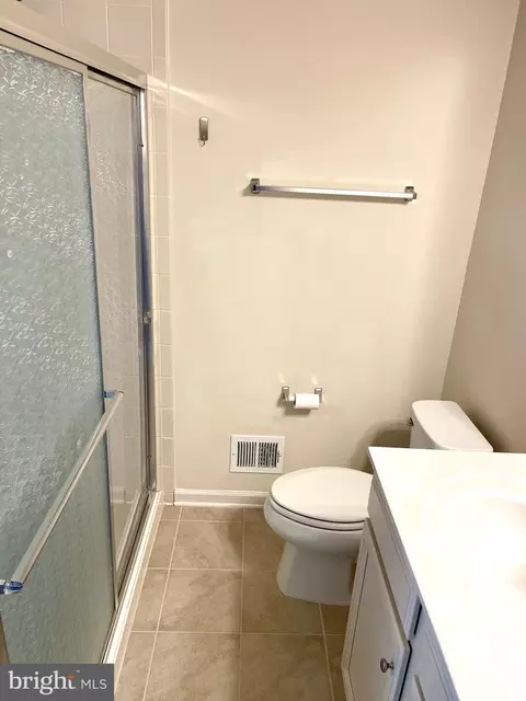 Bath - 402 Pemberton Park Ln, Frederick, MD 21703 photo 3 of 4
