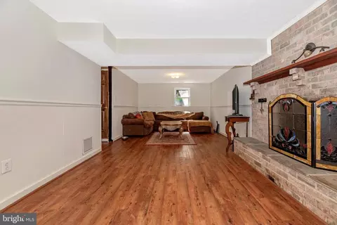 Living - 28014 Barnes Rd, Monrovia, MD 21770 photo 7 of 8