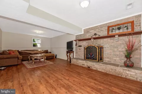 Living - 28014 Barnes Rd, Monrovia, MD 21770 photo 6 of 8