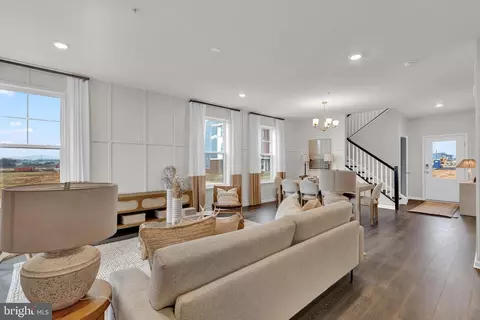 Living - 724 Bond St, Frederick, MD 21701 photo 3 of 4