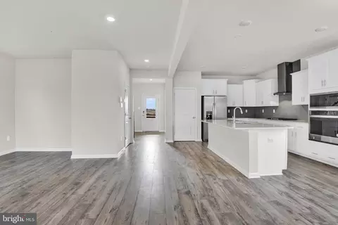 Entry Way - 726 Bond St, Frederick, MD 21701 photo 2 of 3