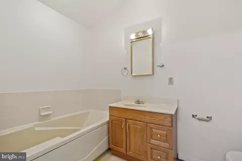 Bath - 2423 Prentice Ct, Frederick, MD 21702 photo 1 of 4