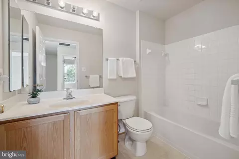 Bath - 2100 Walnut Ridge Ct, Frederick, MD 21702 photo 2 of 3