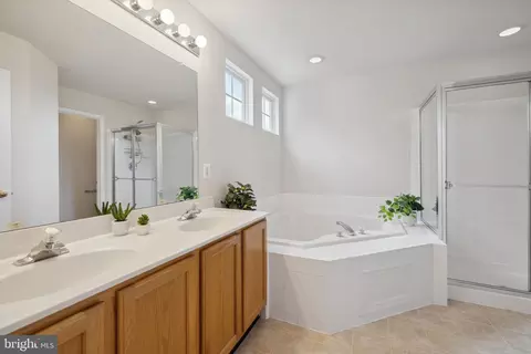 Bath - 2100 Walnut Ridge Ct, Frederick, MD 21702 photo 1 of 3