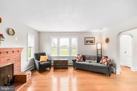 Living - 616 W Patrick St, Frederick, MD 21701 photo 2 of 4