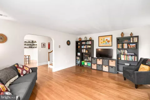 Living - 616 W Patrick St, Frederick, MD 21701 photo 3 of 4
