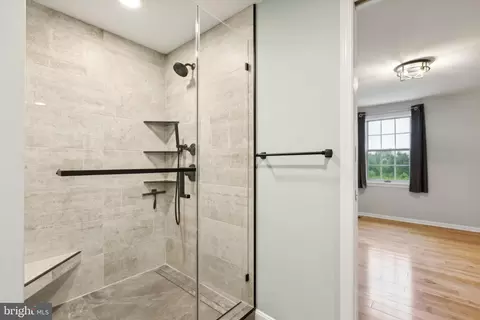Bath - 7997 Windsail Ct, Frederick, MD 21701 photo 2 of 4