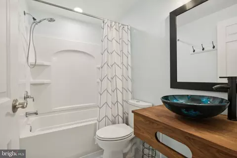 Bath - 7997 Windsail Ct, Frederick, MD 21701 photo 3 of 4