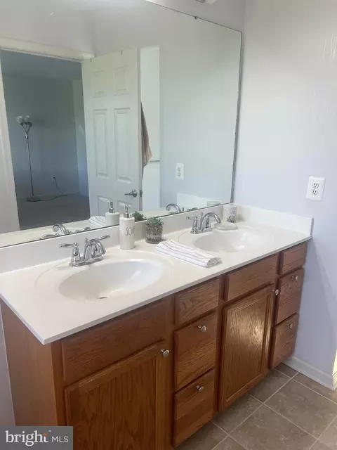 Bath - 2065 Spring Run Cir, Frederick, MD 21702 photo 2 of 5