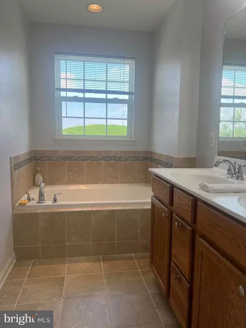 Bath - 2065 Spring Run Cir, Frederick, MD 21702 photo 1 of 5