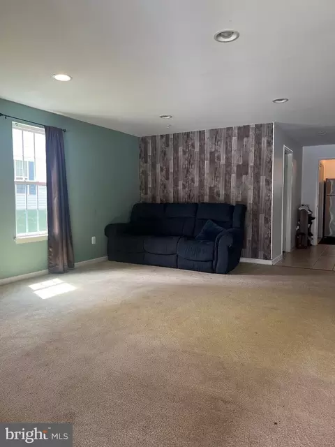 Living - 2065 Spring Run Cir, Frederick, MD 21702 photo 2 of 2