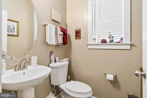 Entry Way - 2056 Chamberlain Dr, Frederick, MD 21702 photo 5 of 10