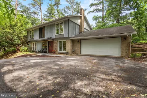 8623 Pinecliff Dr, Frederick, MD 21704