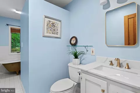 Bath - 8623 Pinecliff Dr, Frederick, MD 21704 photo 2 of 5