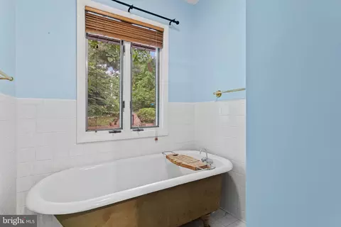 Bath - 8623 Pinecliff Dr, Frederick, MD 21704 photo 4 of 5