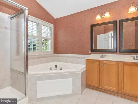 Bath - 1802 Black Walnut Ct, Frederick, MD 21701 photo 2 of 5