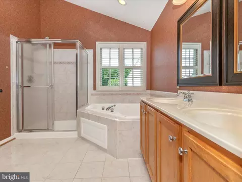 Bath - 1802 Black Walnut Ct, Frederick, MD 21701 photo 3 of 5