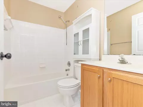 Bath - 1802 Black Walnut Ct, Frederick, MD 21701 photo 4 of 5
