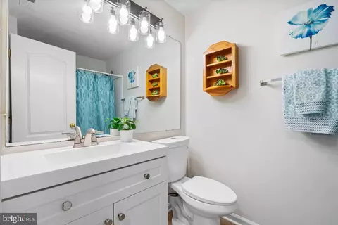 Bath - 924 Mosby Dr, Frederick, MD 21701 photo 3 of 3
