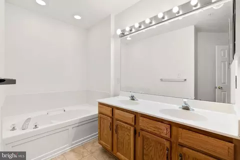 Bath - 2124 Bristol Dr #24, Frederick, MD 21702 photo 2 of 2