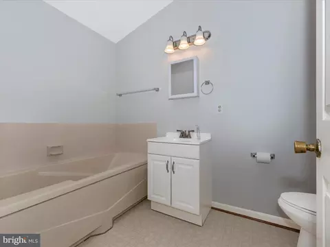 Bath - 2414 Prentice Ct, Frederick, MD 21702 photo 2 of 3