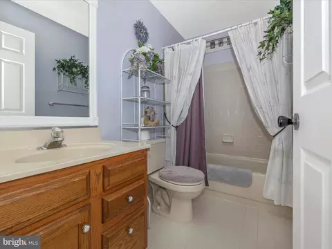 Bath - 1422 Teal Ln, Frederick, MD 21703 photo 3 of 4