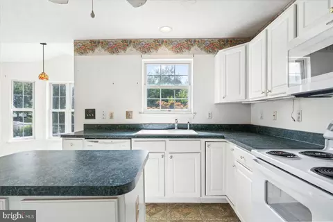 Kitchen - 4962 Farringdon Ct, Frederick, MD 21703 photo 4 of 5