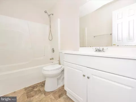 Bath - 2127 Bristol Dr #27, Frederick, MD 21702 photo 6 of 7