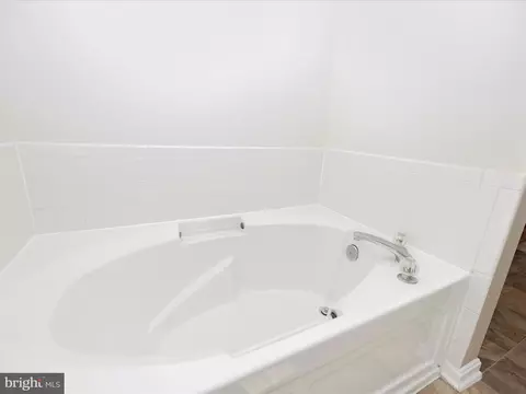 Bath - 2127 Bristol Dr #27, Frederick, MD 21702 photo 3 of 7