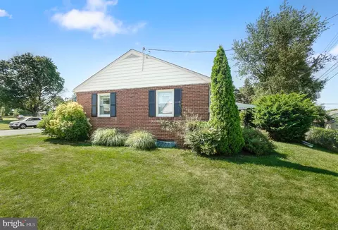 Exterior - 921 Cherokee Trl, Frederick, MD 21701 photo 6 of 17